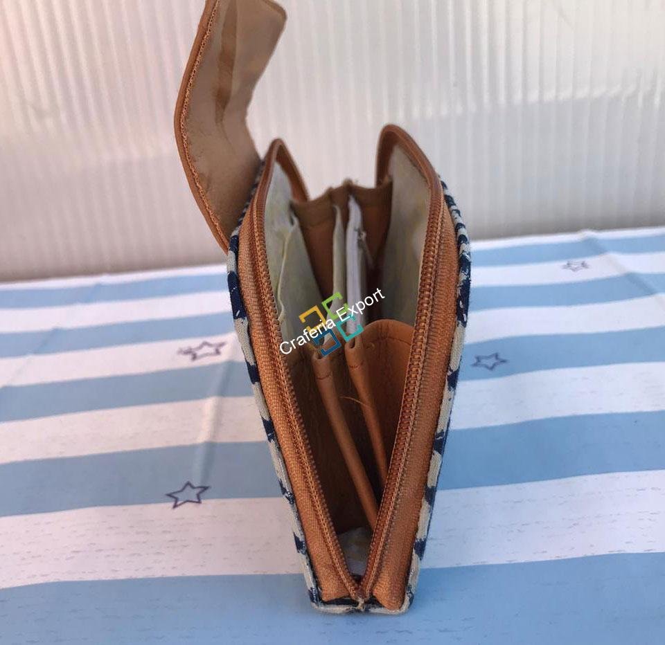 Women's handy purse/wallet with lock button - Image 4