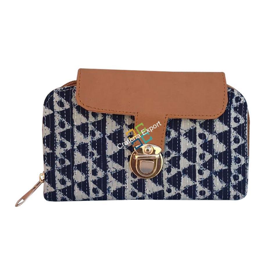 Women's handy purse/wallet with lock button